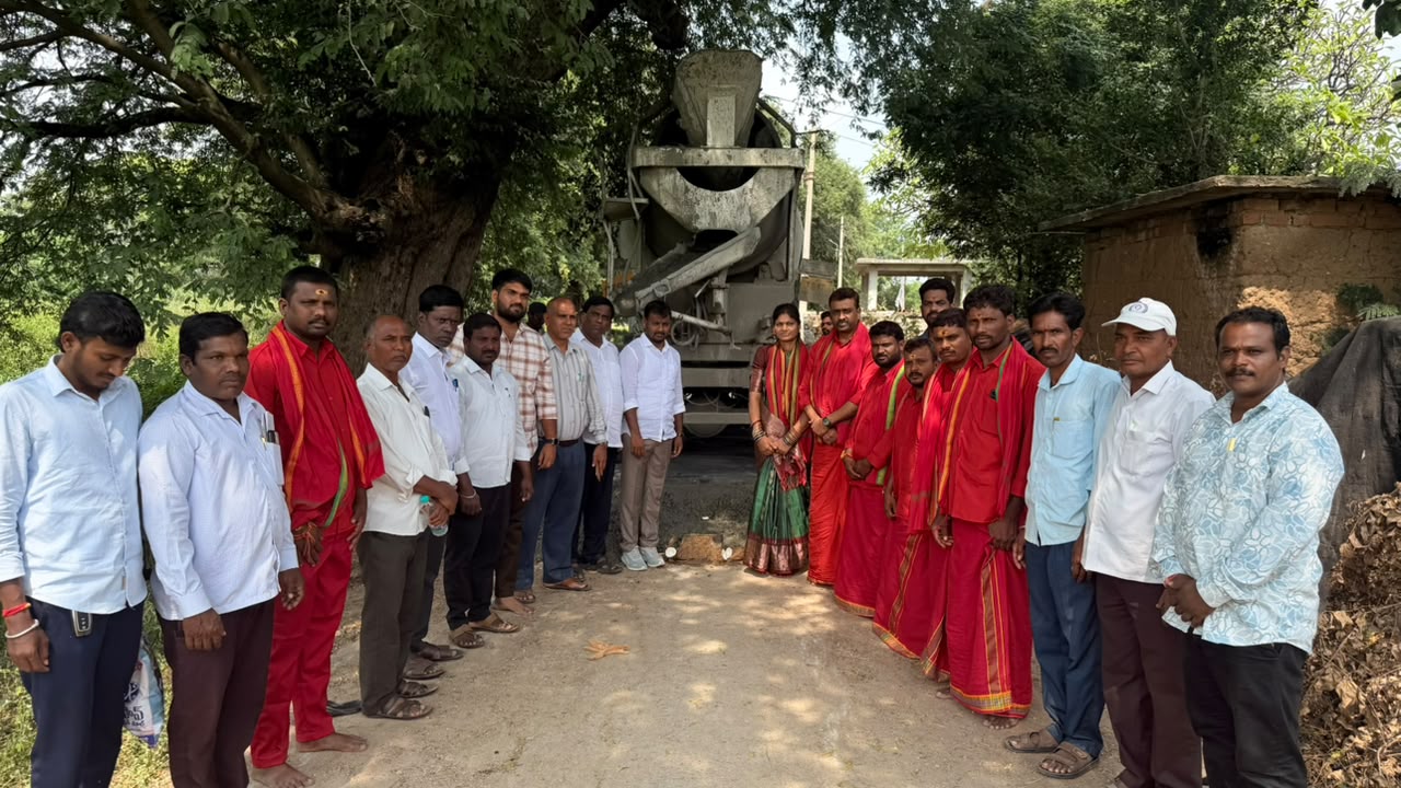 SDF నిధులతో 2వ వార్డులో సీసీ రోడ్డు పనులు ప్రారంభించిన మున్సిపల్ చైర్‌పర్సన్ ఇప్ప ఉమారాణి శ్రీనివాస్