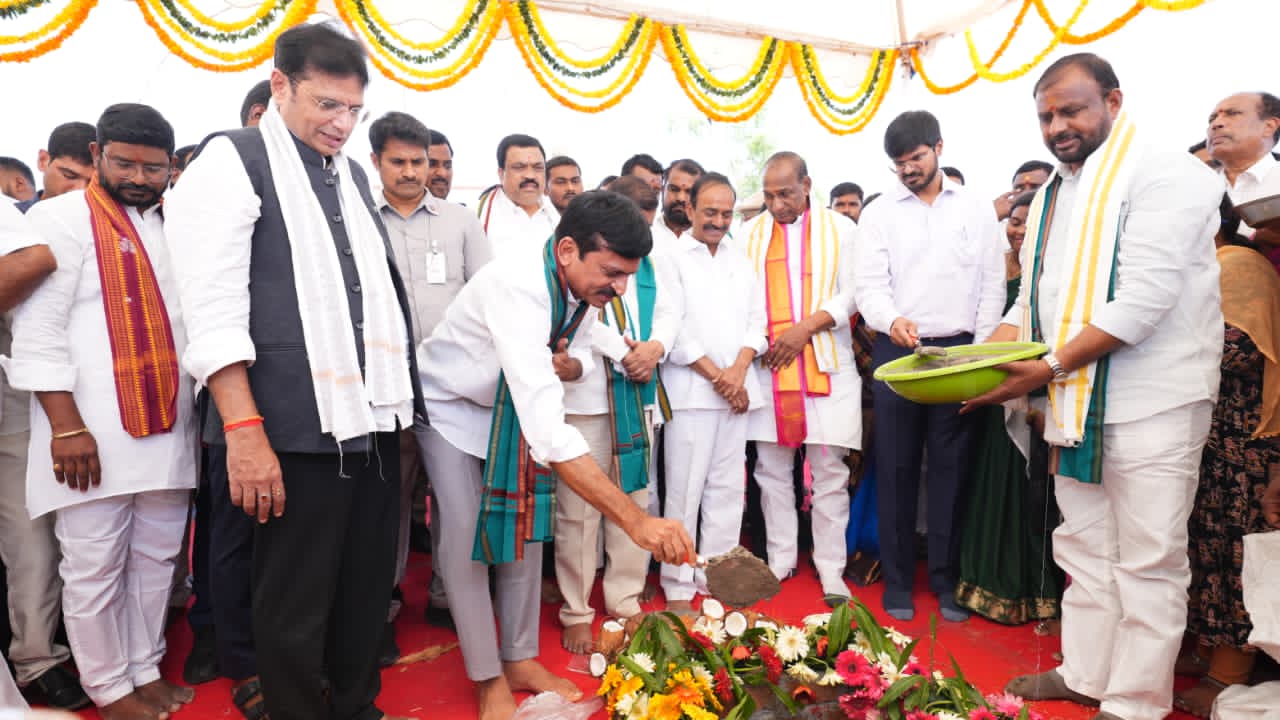 అధికార పక్షమైనా.. ప్రతిపక్షమైనా అభివృద్ధిలో వివక్ష లేదు.ఇందిరమ్మ ఇళ్ల కేటాయింపులో రాజకీయాలకు తావులేదు.. అర్హతే ప్రామాణికం