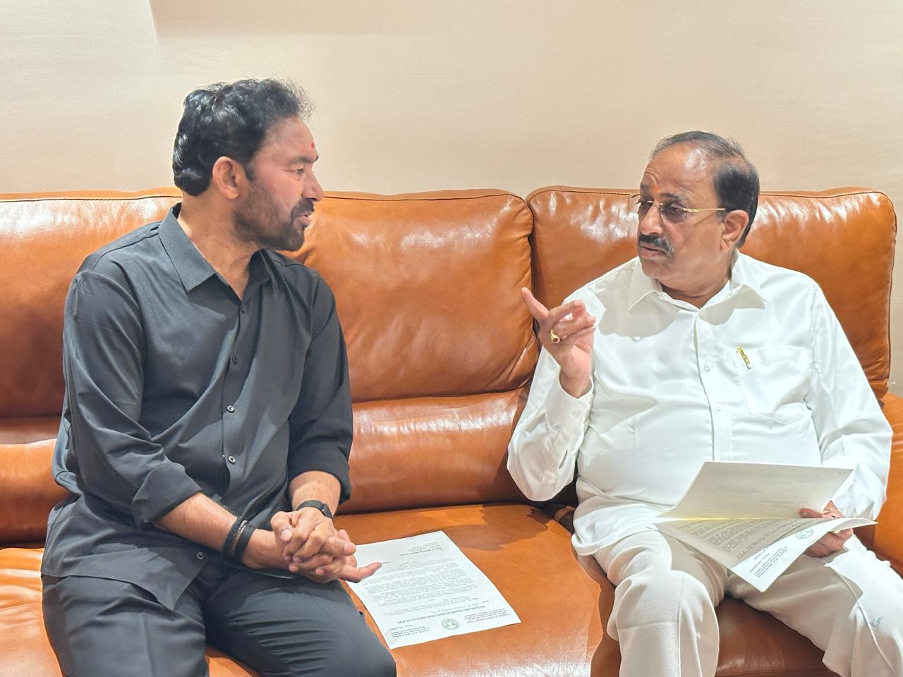 తెలంగాణ అభివృద్ధికి సంబంధించి పలు కీలక అభివృద్ధి పనుల కోసం కేంద్ర మంత్రికి వినతిపత్రాలు అందజేసిన తుమ్మల