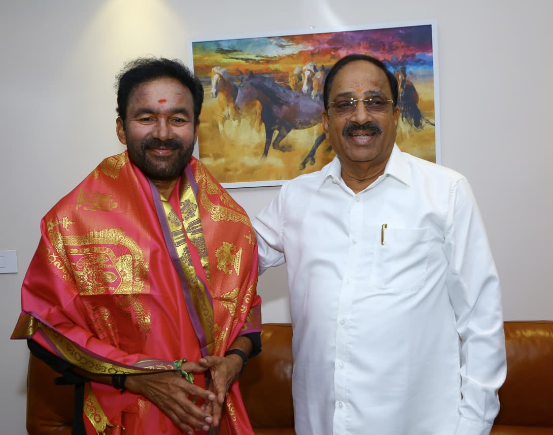 తెలంగాణ అభివృద్ధికి సంబంధించి పలు కీలక అభివృద్ధి పనుల కోసం కేంద్ర మంత్రికి వినతిపత్రాలు అందజేసిన తుమ్మల - Additional Image