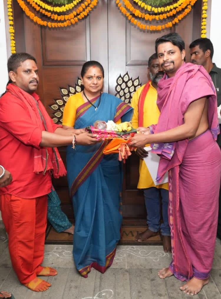 అమ్మవారికి పట్టు వస్త్రాలు సమర్పించిన తెలంగాణ రక్షణ సేన అధ్యక్షురాలు కల్వకుంట్ల కవిత