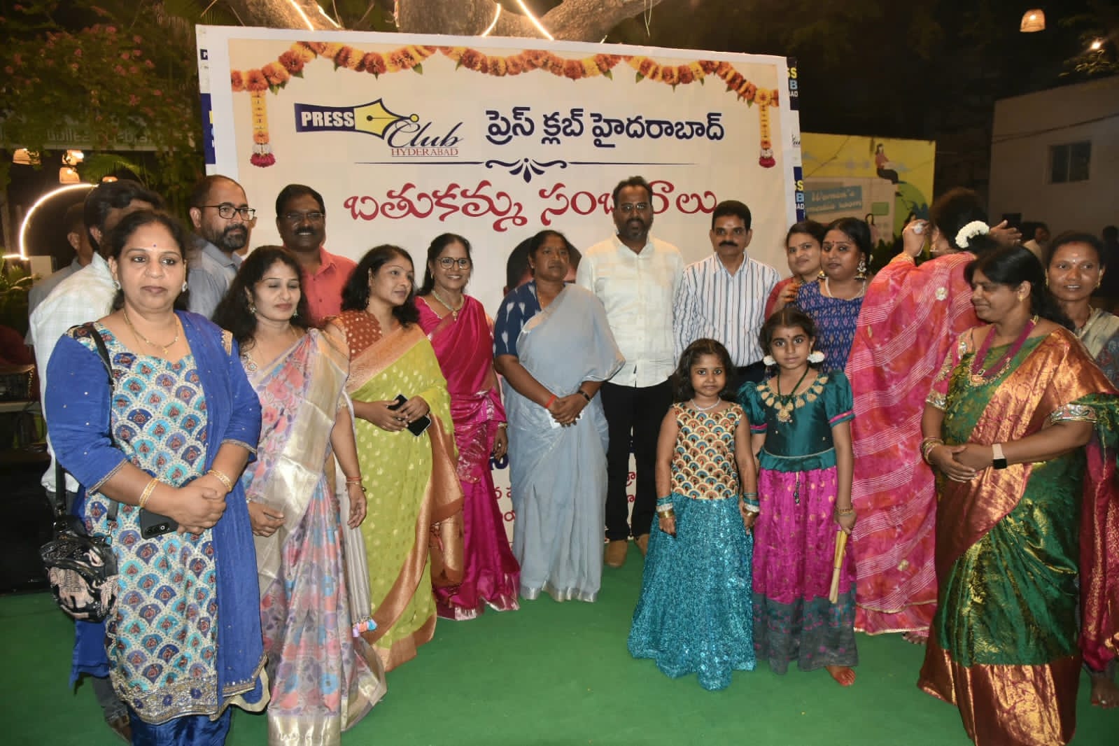 బతుకమ్మ వారసత్వాన్ని భావితరాలకు అందించాలి-మంత్రి సీతక్క పిలుపు
