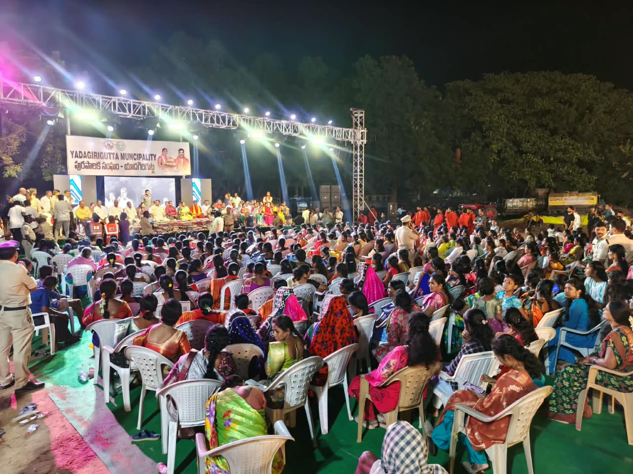యాదగిరిగుట్టలో అంగరంగ వైభ వంగాబతుకమ్మ మహిళల ఆట పాటలతో మార్మోగిన వేడుకలు. పాల్గొన్న ప్రభుత్వవిప్ బీర్ల ఐలయ్య,బీర్ల అనిత. - Additional Image