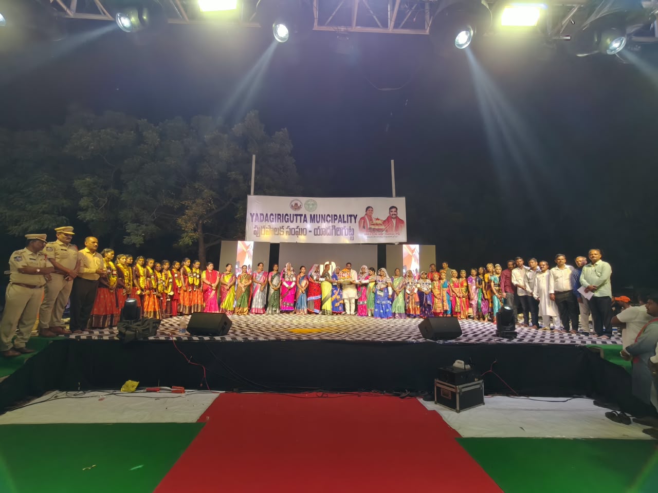 యాదగిరిగుట్టలో అంగరంగ వైభ వంగాబతుకమ్మ మహిళల ఆట పాటలతో మార్మోగిన వేడుకలు. పాల్గొన్న ప్రభుత్వవిప్ బీర్ల ఐలయ్య,బీర్ల అనిత. - Additional Image