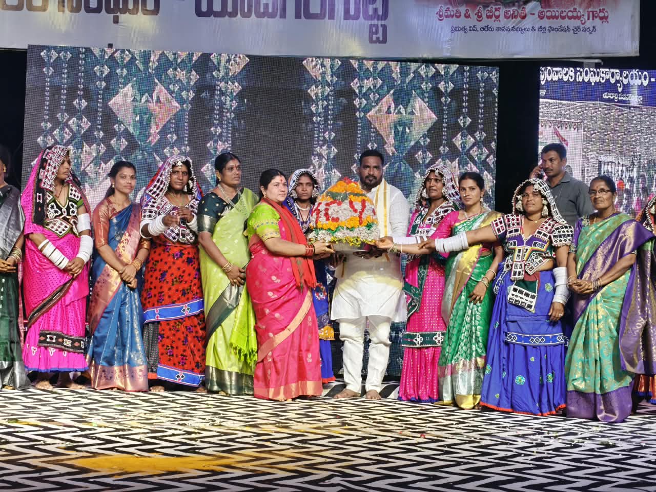 యాదగిరిగుట్టలో అంగరంగ వైభ వంగాబతుకమ్మ మహిళల ఆట పాటలతో మార్మోగిన వేడుకలు. పాల్గొన్న ప్రభుత్వవిప్ బీర్ల ఐలయ్య,బీర్ల అనిత. - Additional Image