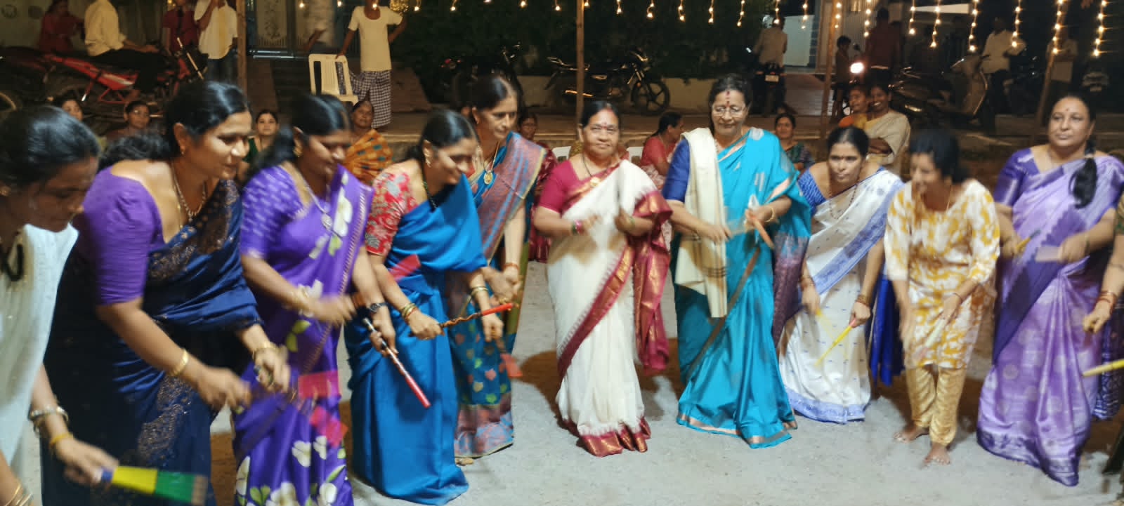 గోపిరెడ్డి నగర్ లో బతుకమ్మ ఆట.. పాట