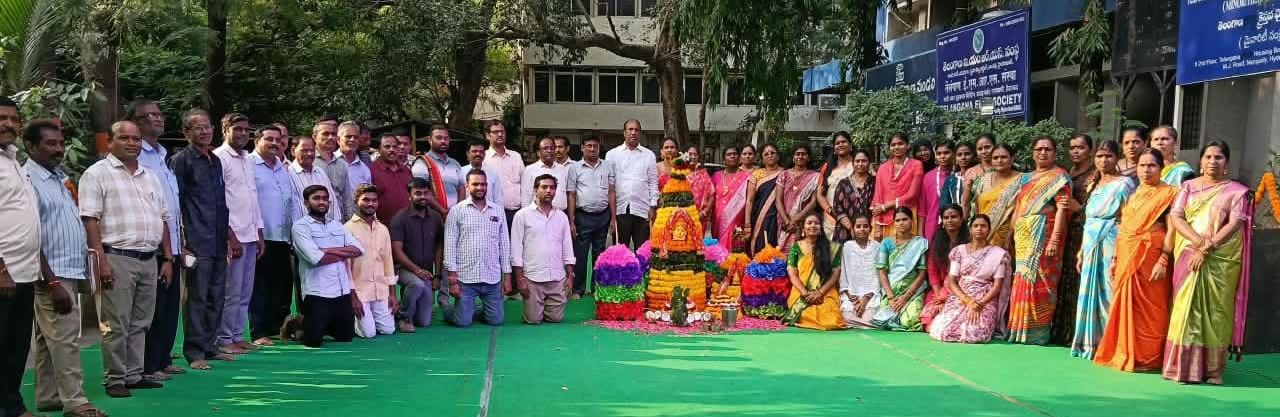 తెలంగాణ హౌసింగ్ బోర్డు ప్రాంగణంలో బతుకమ్మ సంబరాలు