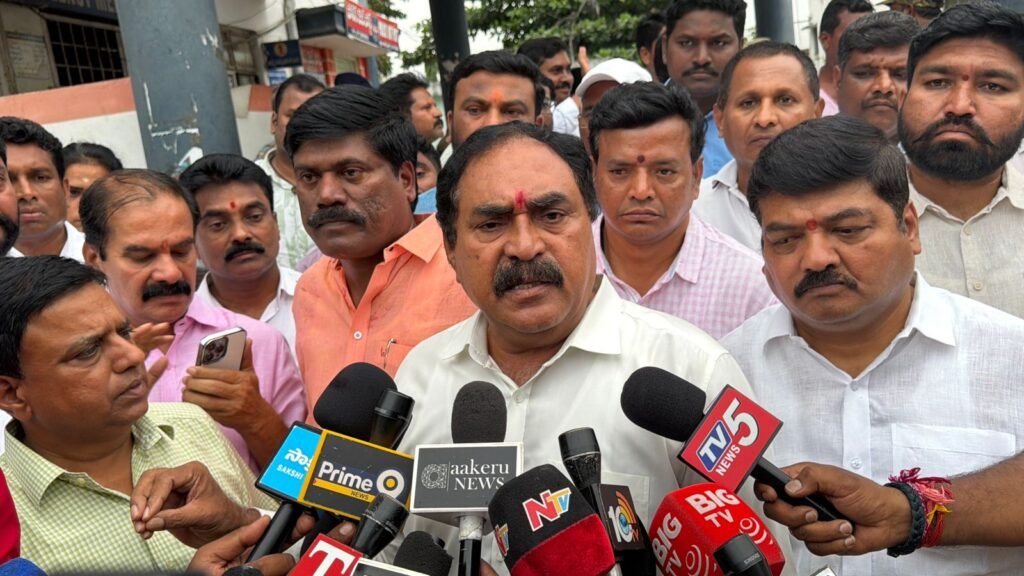 ఆత్మహత్యకు పాల్పడిన RTC డ్రైవర్ శంకర్ గౌడ్ ని పరామర్శించిన మాజీ మంత్రి ఎర్రబెల్లి దయాకర్ రావు