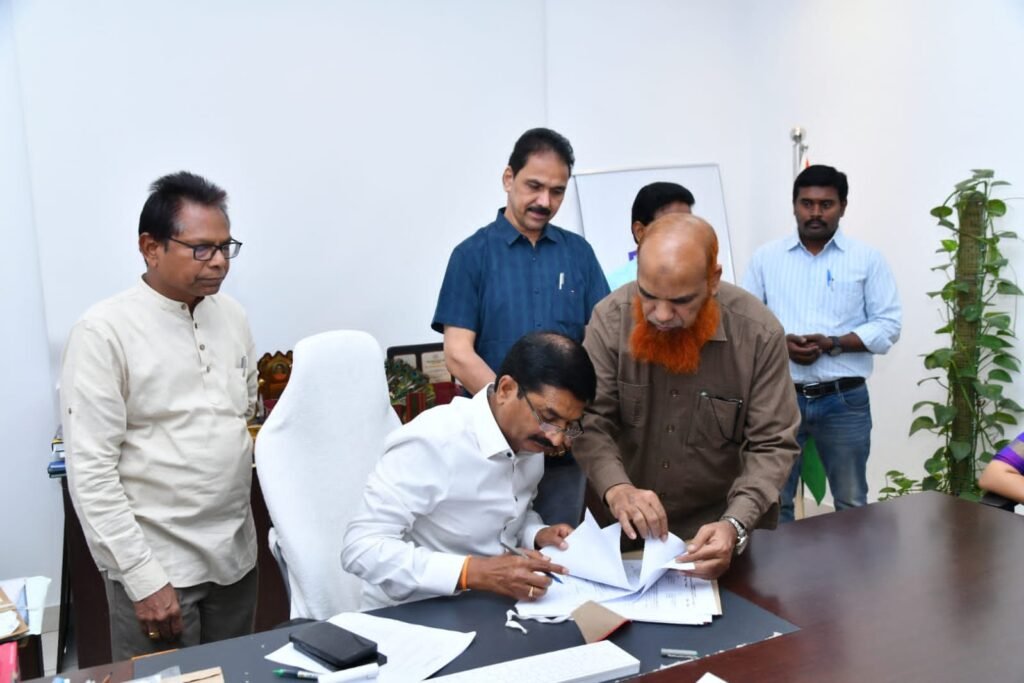 సమాచార శాఖ ప్రత్యేక కమిషనర్ గా ముకుంద రెడ్డి.