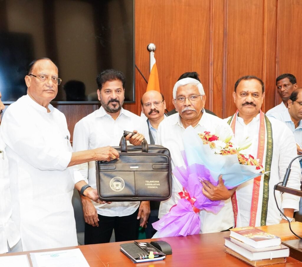 మంత్రి అజారుద్దీన్ ,కోదండరాం తో ఎంఎల్సీ లు గా ప్రమాణ స్వీకారం