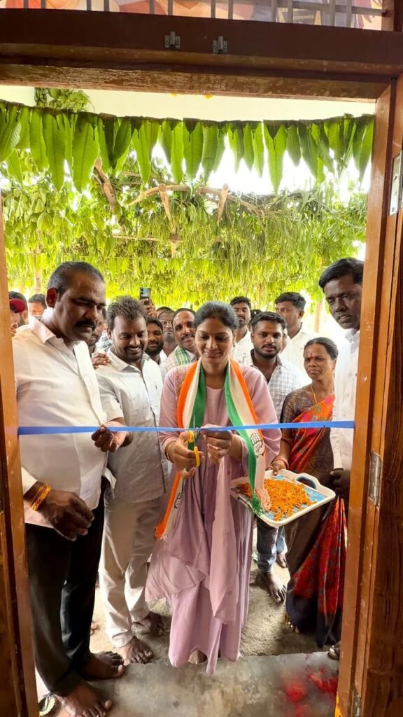 ఇందిరమ్మ ఇళ్ల లబ్దిదారుల గృహప్రవేశం లో పాల్గొన్న మున్సిపల్ చైర్ పర్సన్