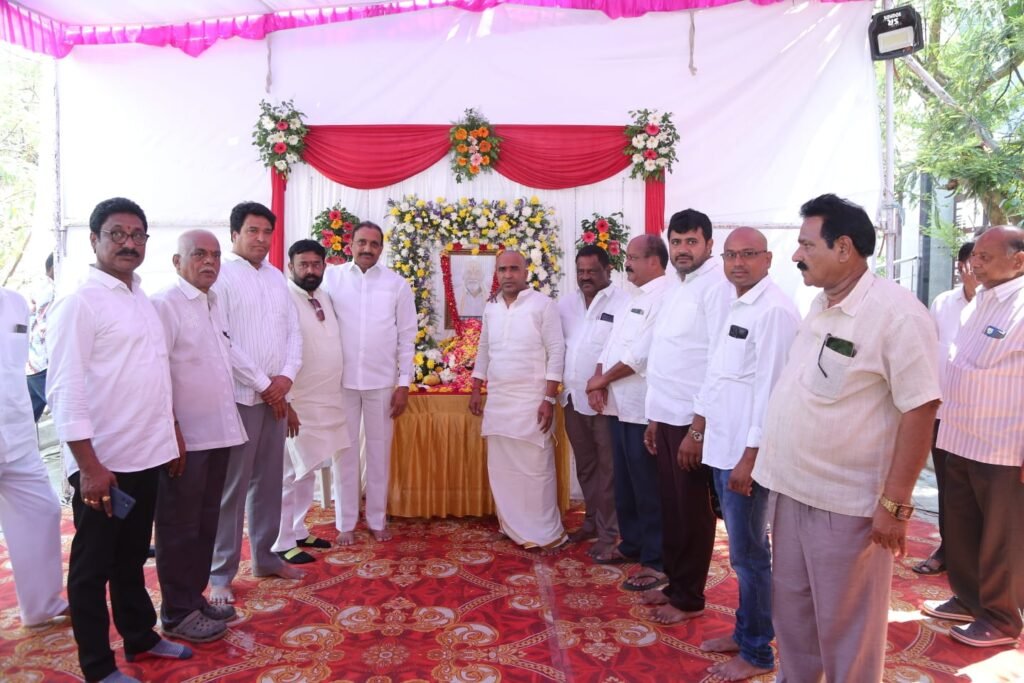 దశదిన కర్మ లొ పాల్గొని చిత్రపటానికి పూలు వేసి ఘన నివాళులర్పించిన అరేకేపూడి గాంధీ