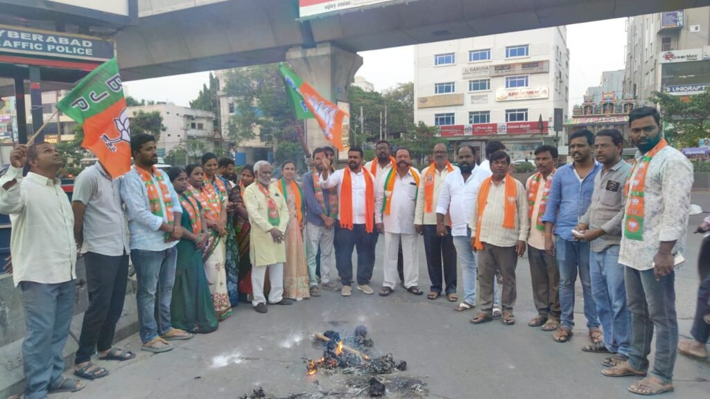 దిష్టిబొమ్మను దహనం చేసి తమ నిరసనను వ్యక్తం చేసిన కొడిచెర్ల మహేందర్