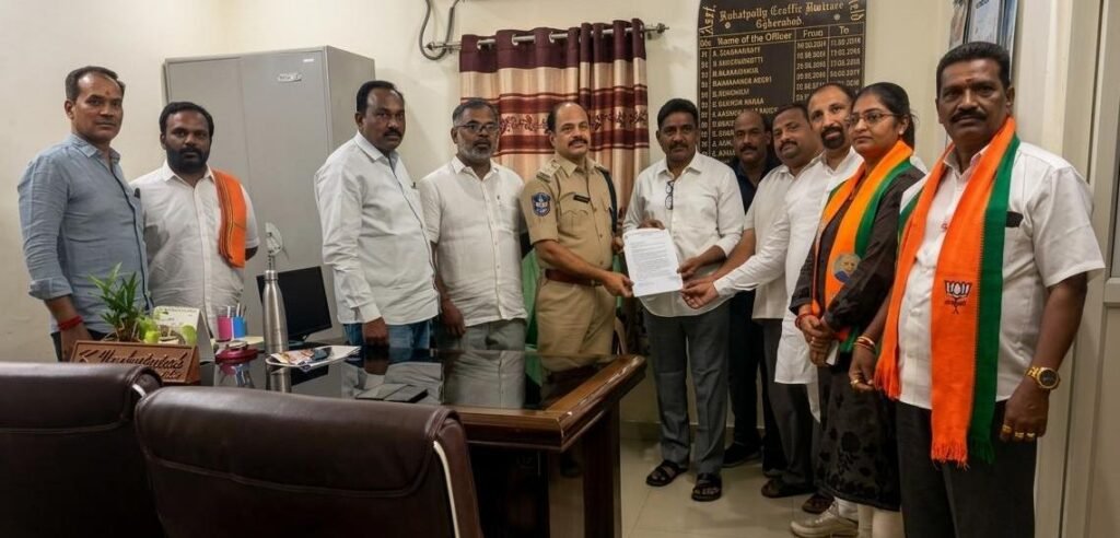 ట్రాఫిక్ సమస్యల పరిష్కారం కోరుతూ ఏసీపీకి మాధవరం కాంతారావు వినతి పత్రం