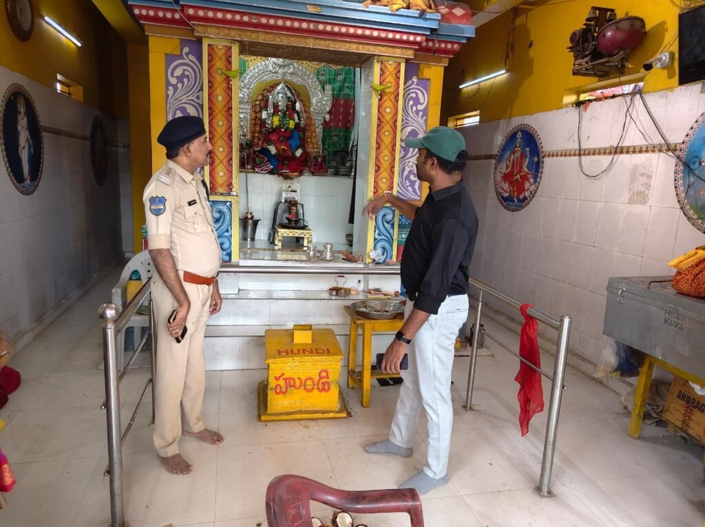 శ్రీ పోచమ్మ పెద్దమ్మ దేవాలయంలో చోరీ-ఆలయాన్ని పరిశీలించిన ఏ.సీ.పీ కృష్ణయ్య