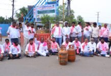 పెట్రోల్, డీజిల్, గ్యాస్ ధరలు తగ్గించాలి : డాక్టర్ మెతుకు ఆనంద్