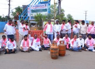 పెట్రోల్, డీజిల్, గ్యాస్ ధరలు తగ్గించాలి : డాక్టర్ మెతుకు ఆనంద్